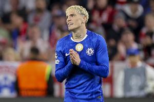 赛前放话曼联能赢阿森纳那蓝军也行！加纳乔遭球迷吐槽：令人尴尬