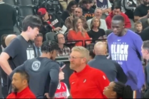 好兄弟别来无恙！小吧捕捉到杨瀚森和马卢阿奇热情打招呼~