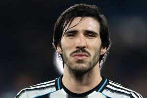 辛普森:我认为曼联应该争取签下托纳利 若放走马奎尔是愚蠢决定